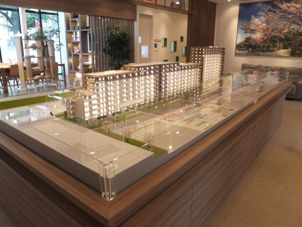 マンション模型を南側から見る。マンション手前には商業施設ができる予定