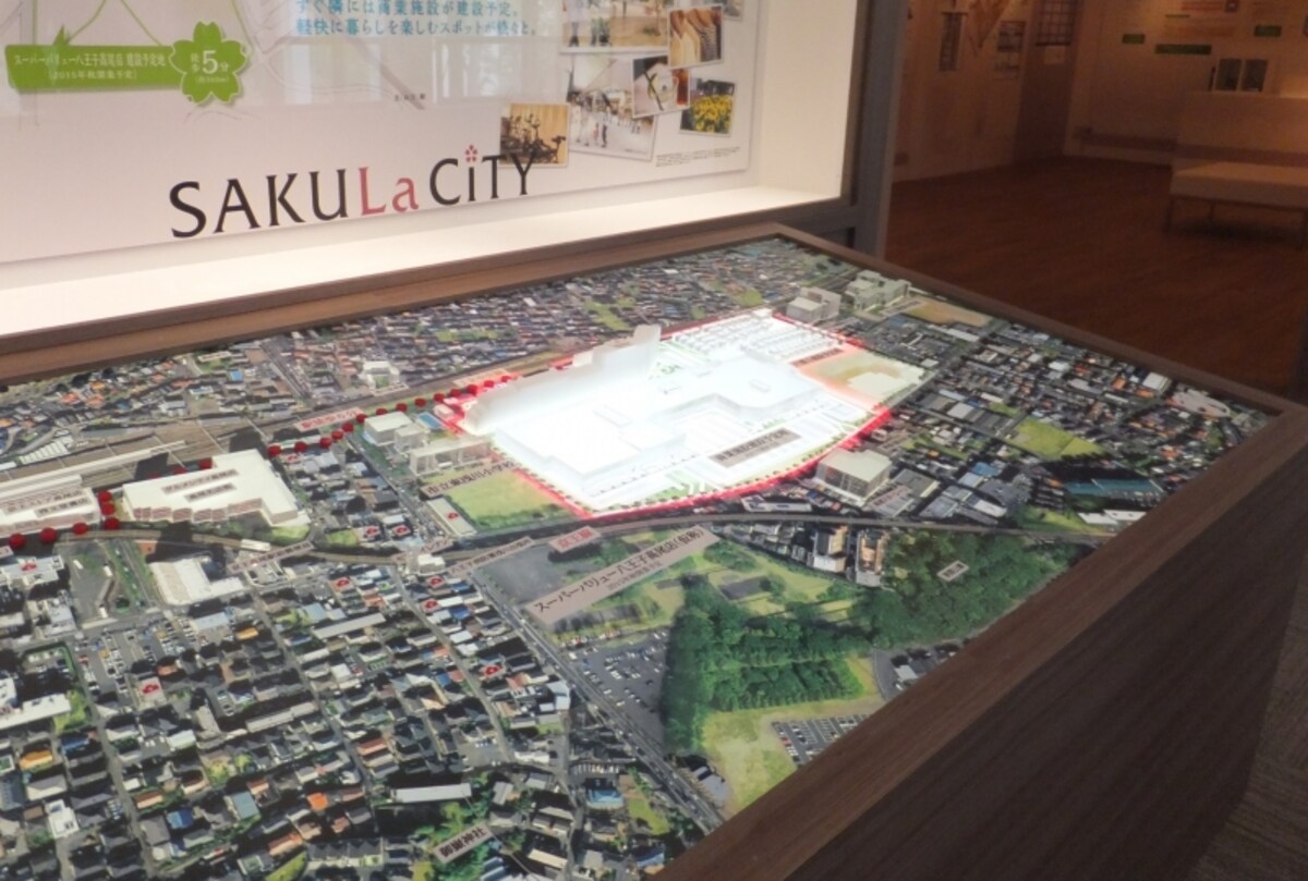 プレミスト高尾サクラシティの周辺環境模型。敷地周辺に高い建物はなく、敷地北側は景観誘導地区に指定されている。南側には商業施設が計画されているが、3階から上では高尾山も臨める