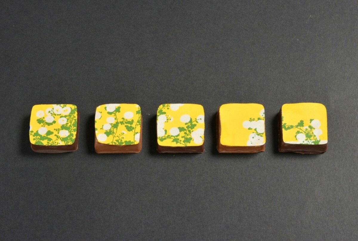 尾形光琳「菊図屏風」をモチーフにした珠玉の5粒