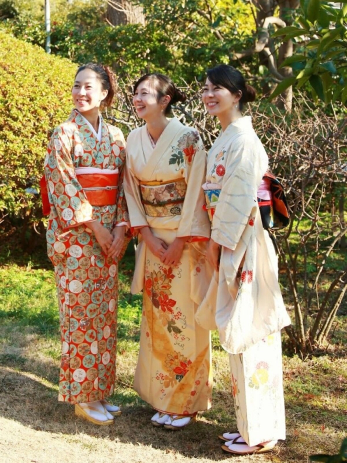 左から、池田めぐみさん(双子の姉)、奥谷さん、池田さゆりさん(双子の妹)。三人で鎌倉の『蕾の家』を創業