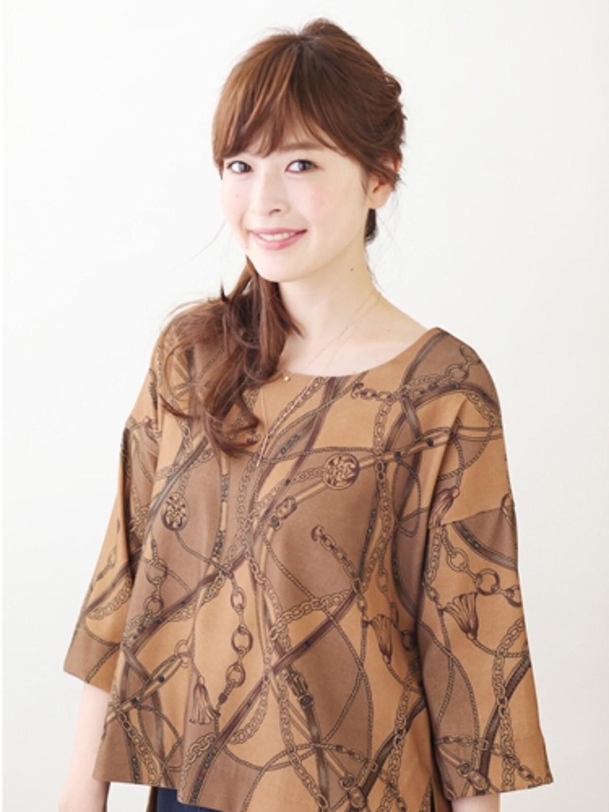プリントが大人っぽいプルオーバーブラウス
