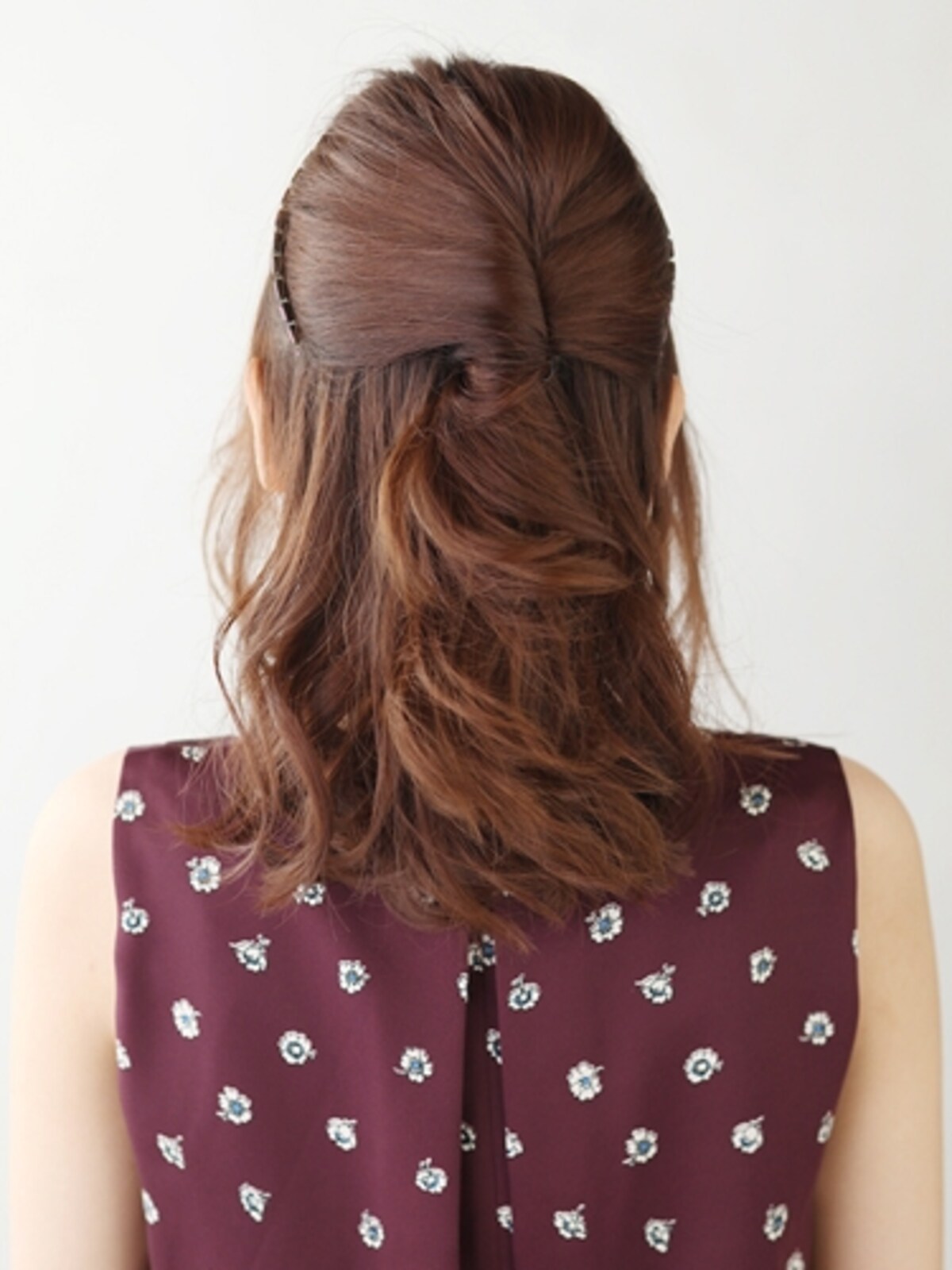ねじりハーフアップ・ミディアムヘアバック