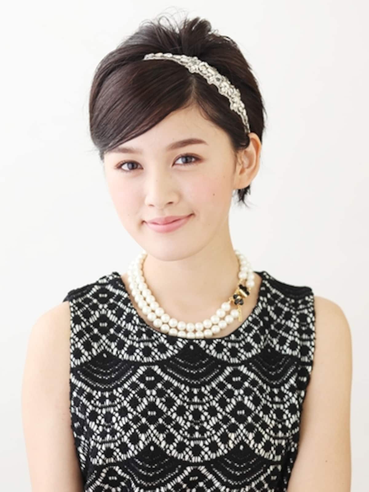 髪飾りを使った結婚式のショートヘアアレンジ
