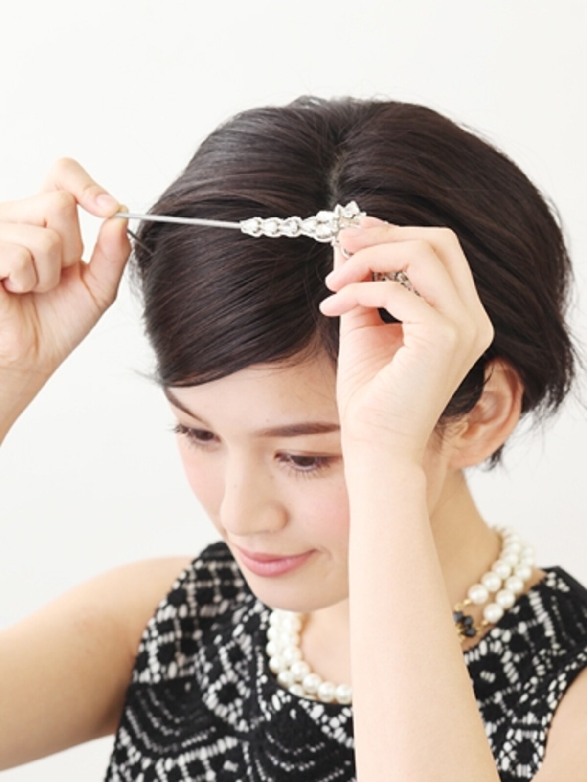 短いえり足の毛を内側に巻き込むように