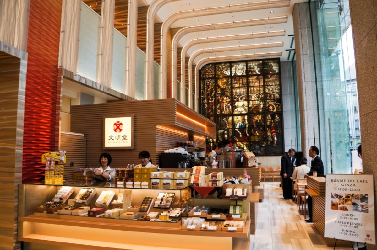店内奥にある壁面の大きな画は19世紀の著名な画家ドラクロアの弟子　仏人エ・オーディノーにより西暦1881年に完成したステンドグラスです。1922年に日本に移され、その後財団法人中村積善会理事中村静尾氏によって今日まで保存されてきた歴史あるもの。ビルを解体せず変わらずこのステンドグラスが生かされリニューアルされていることが素晴らしい！一見の価値ありです。