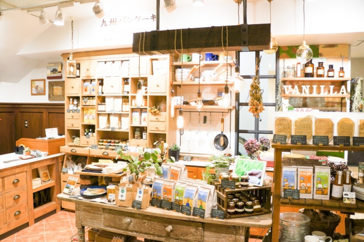 RACINEの同じ地下１Ｆでは九州パンケーキ初の直営店「九州パンケーキ Kitchen」がオープン！「九州パンケーキミックス」など購入することができます。（パンケーキのイートインはRACHINESで楽しむことができます）