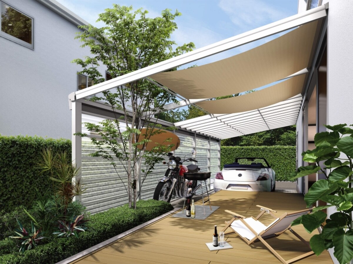 日除けを設け、強い日差しを遮れば、夏場でも快適な空間に。　[ヴェクターウェイブ PLAN_1 H2]　YKK AP http://www.ykkap.co.jp/