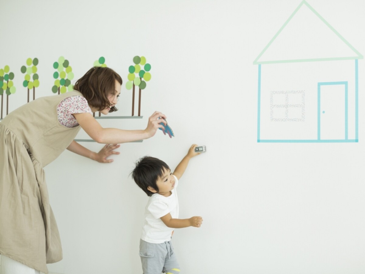 ステッカーやマスキングテープを使ったウォールデコレーション。お子さんが利用するお部屋は、お子さんの眼の高さを意識すると効果的です。