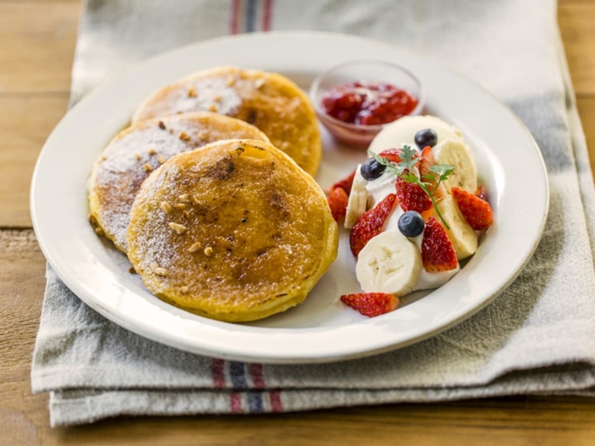 J.S. PANCAKE CAFE「ストロベリーバナナフレンチパンケーキ(2枚980円、3枚1080円税込)」(画像提供:ベイクルーズ)