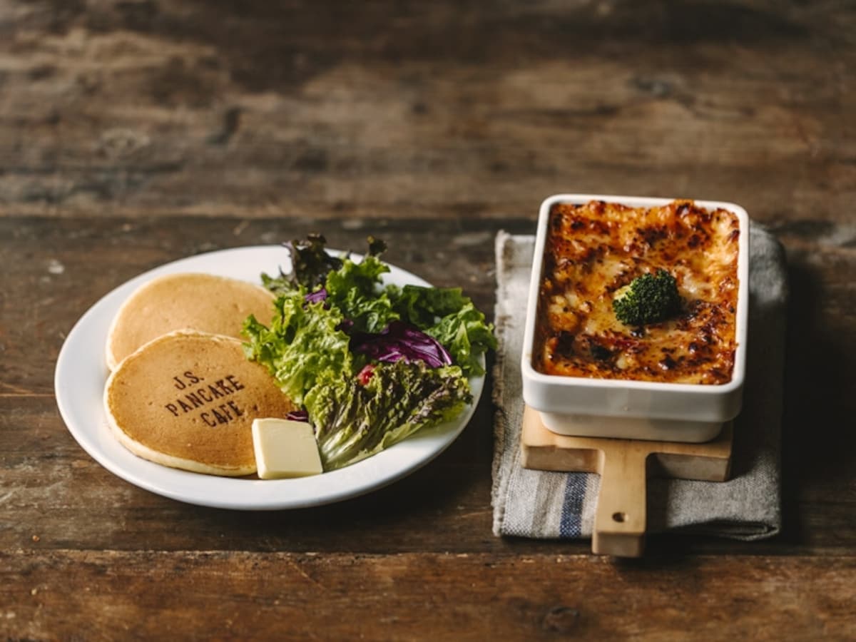 J.S. PANCAKE CAFE「特製ミートソースのラザニア&パンケーキ(1200円税込 ※平日ランチタイムはドリンク付)」(画像提供:ベイクルーズ)