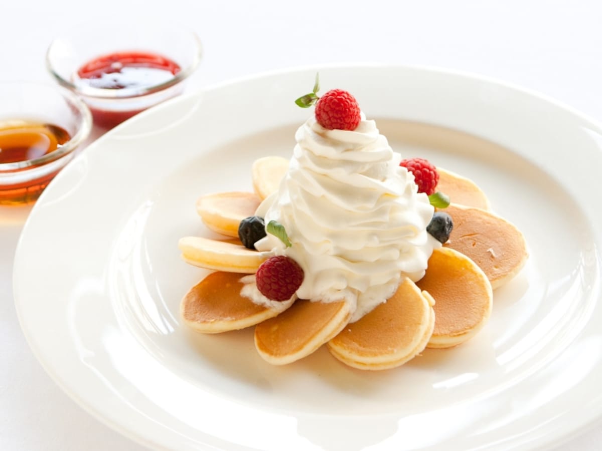 ブラスリーミリー ラ・フォーレ「ミリー特製 復刻版パンケーキ(1100円税込)」。※ハーフポーションは600円税込(画像提供:ローズホテル横浜)