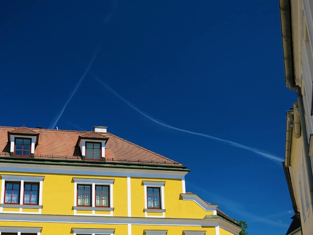 真っ青な空と建物の画像　