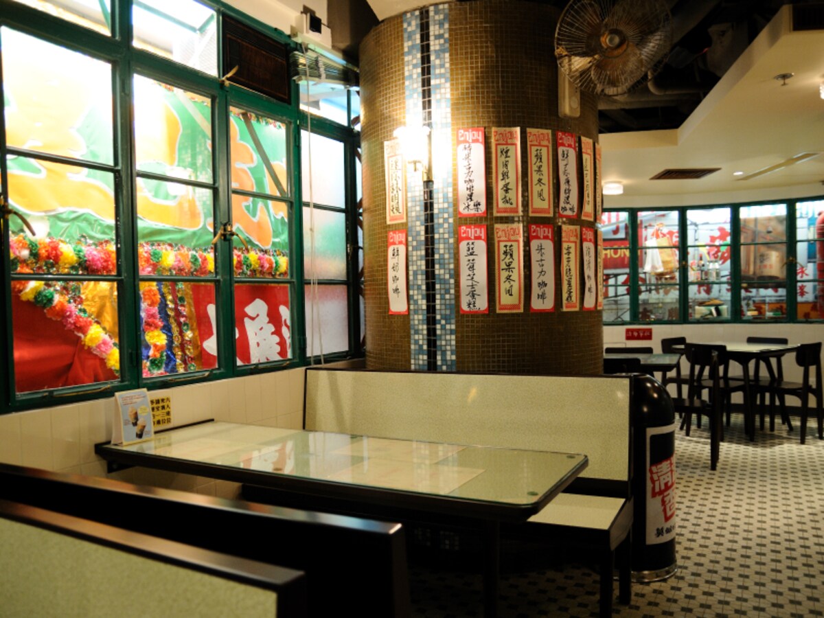 店の半分は普通、残りの半分はレトロ