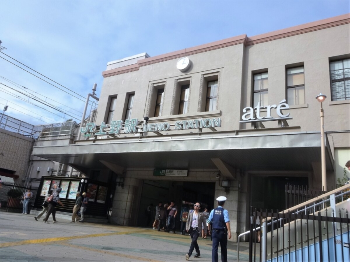 アメ横方面への出口から中央通へ