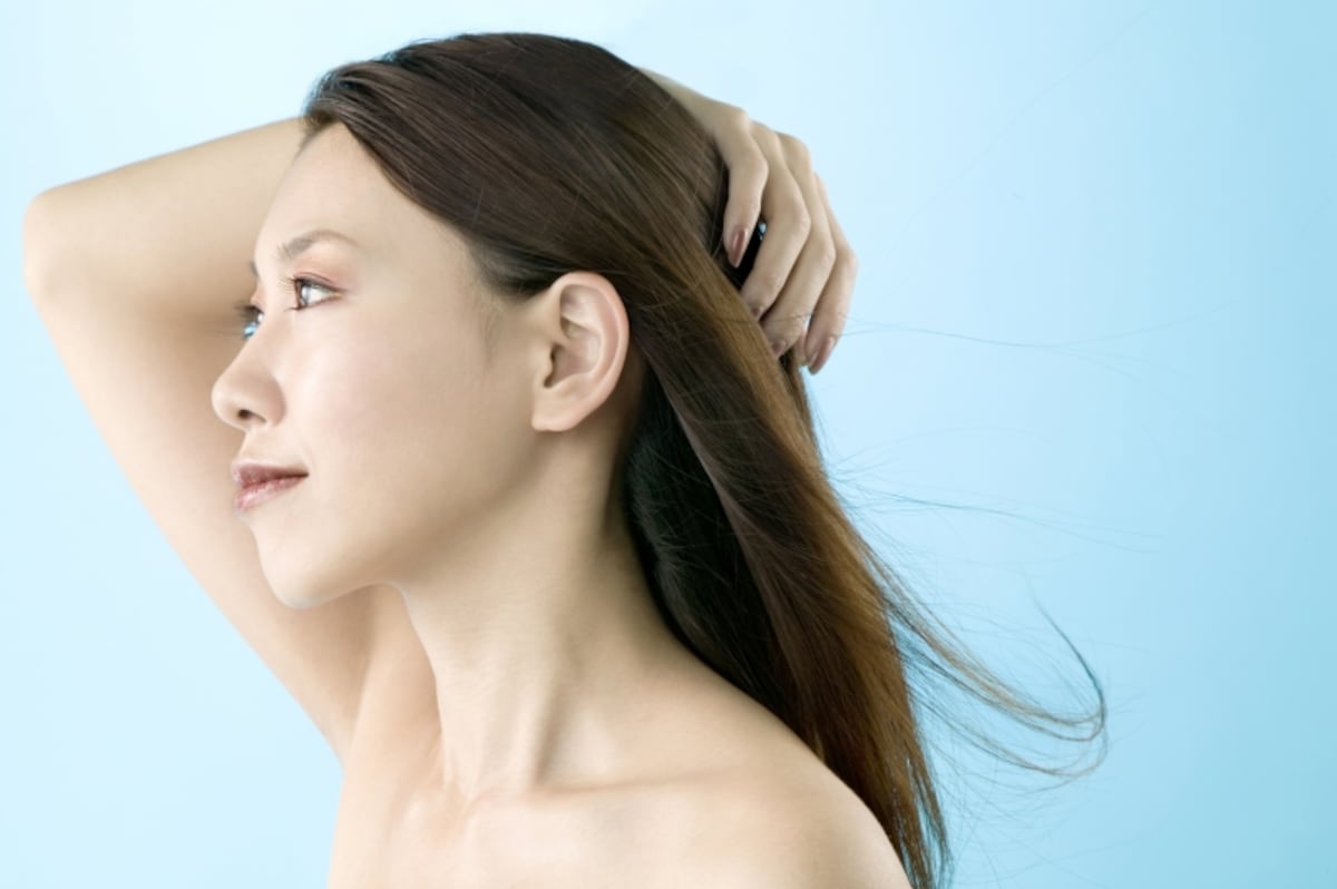 髪をかき上げている女性