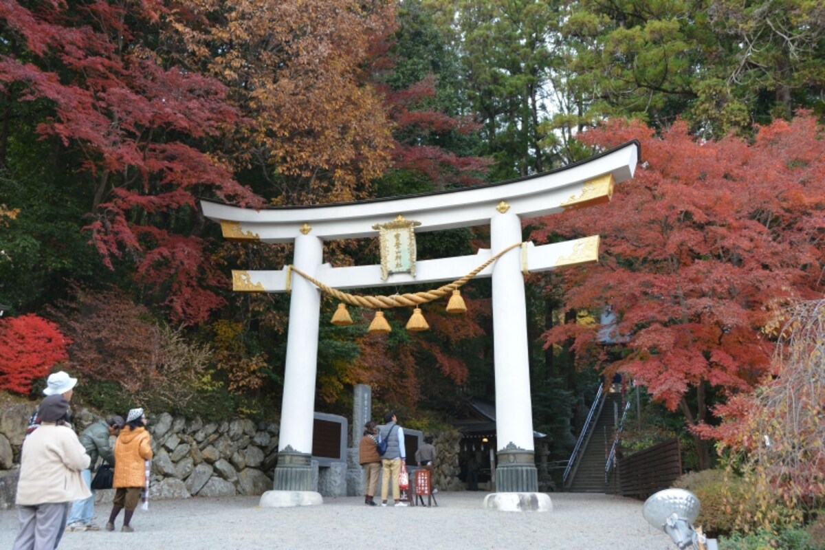 左右からモミジに挟まれた宝登山神社二の鳥居