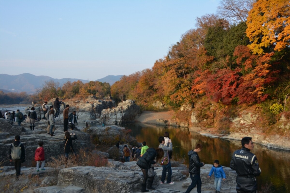 長瀞岩畳から荒川下流に見える紅葉