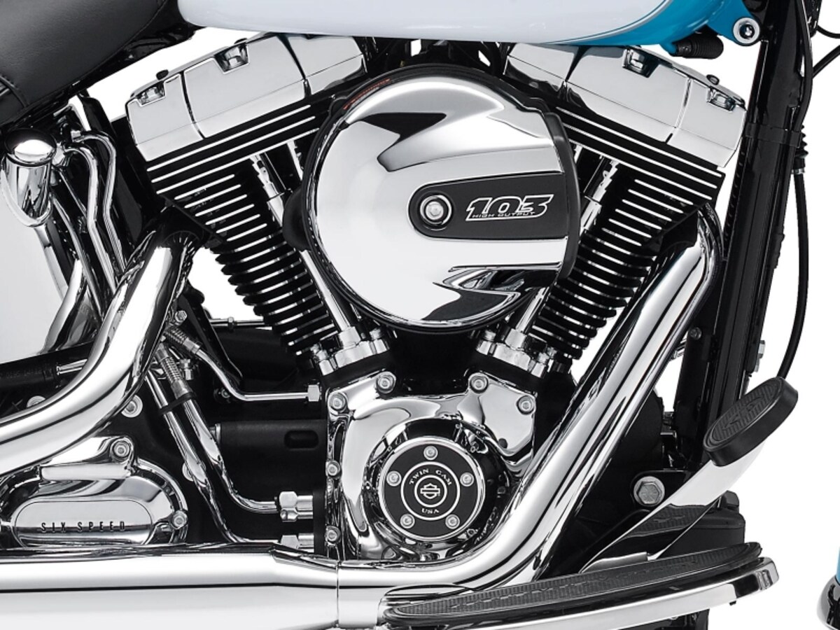 ソフテイルモデルの全エンジンが103ci化。これにより、排気量は1,584ccから1,689ccへ