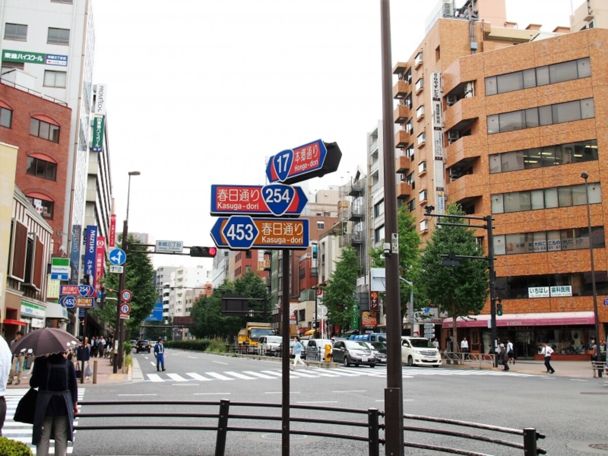 春日通りと本郷通が交差する