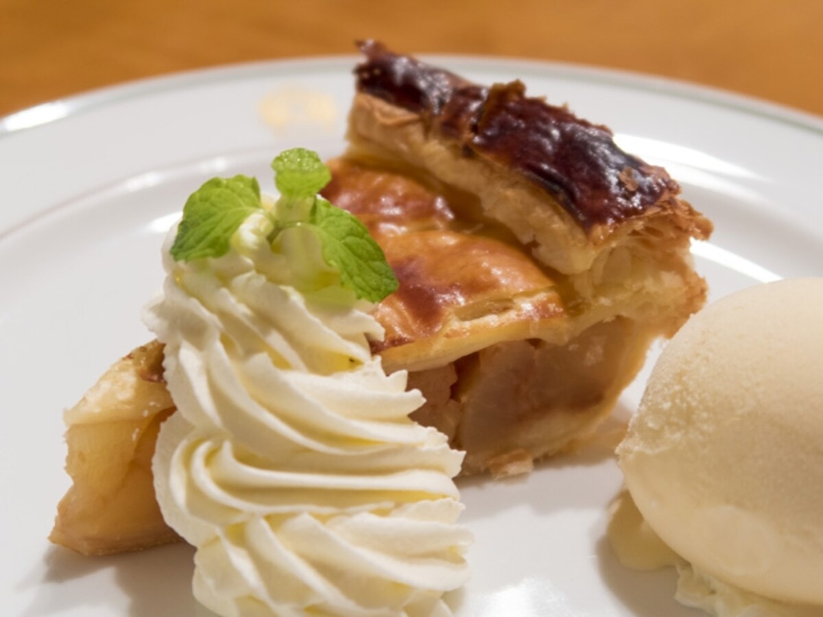 「アップルパイ ア ラ モード（1350円税込サ料別）」は生クリームと自家製アイスクリームつき。アイスクリームなしの「アップルパイ（972円税込サ料別）」もあります（2015年10月9日撮影）