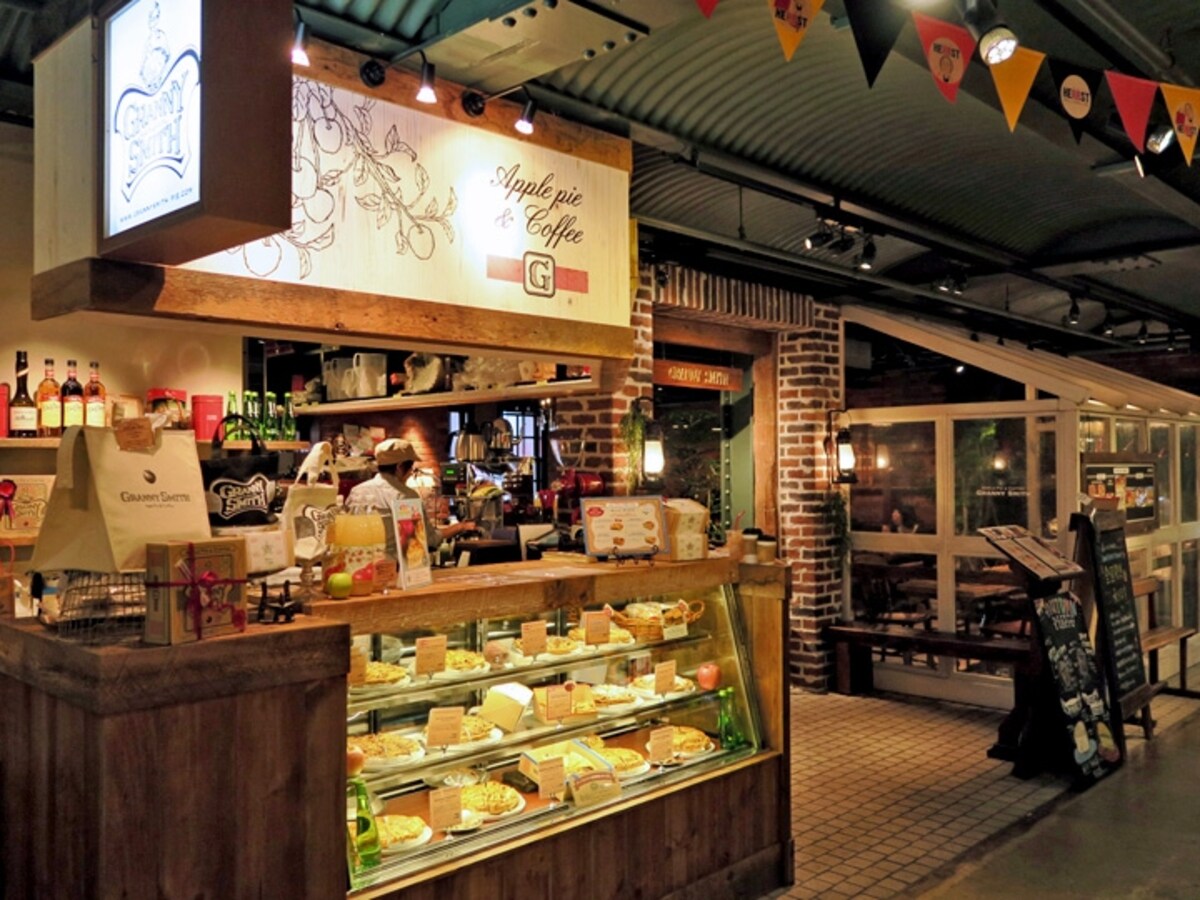 横浜赤レンガ倉庫2号館1階にある「グラニースミス アップルパイ＆コーヒー横浜店」。テイクアウトとイートインが可能（2015年10月2日撮影）