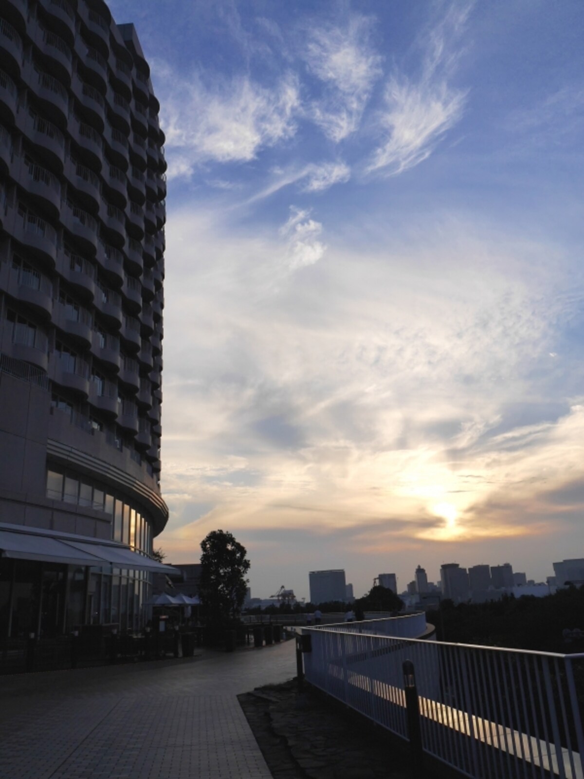 夕暮れのヒルトン東京お台場