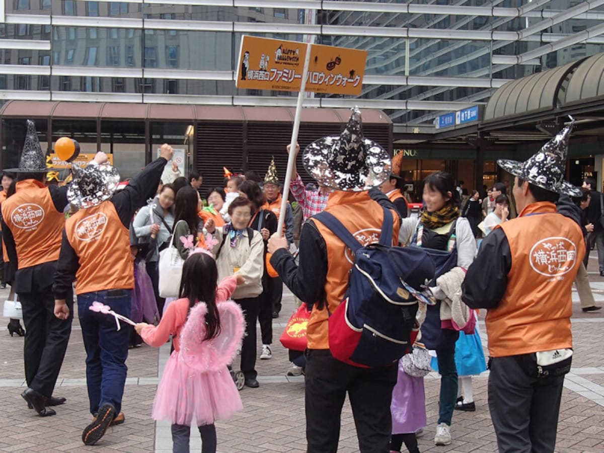 横浜西口ハロウィン「ハロウィンファミリー仮装ウォーク」の様子（提供画像）