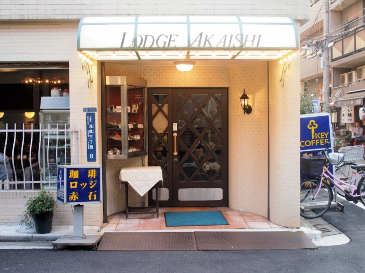 地元浅草のお客さんで溢れている
