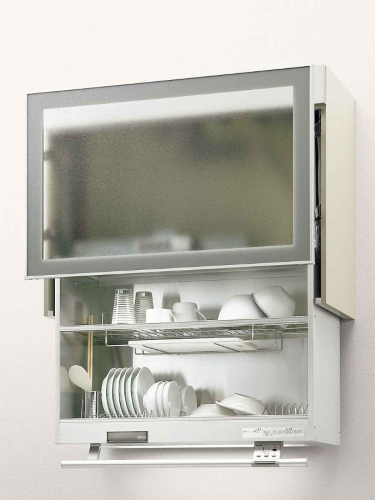 洗った食器をそのまま収納し乾燥。スイッチで棚が上下に昇降するので、使い勝手もいい。[アレスタ オートダウンウォール食器乾燥庫タイプ(自動昇降式)]　 LIXIL 　http://www.lixil.co.jp/