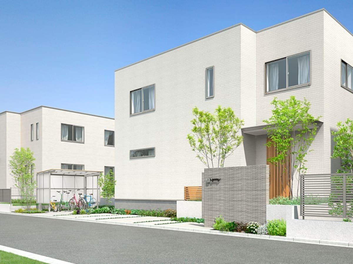 屋根を設けた自転車専用のスペースを確保することで、住まいのファーサードも美しくまとまる。　[フーゴＦパーク 29-18型　シャイングレー／クリエラスク（屋根材：クリアマット）]　 LIXIL 　http://www.lixil.co.jp/