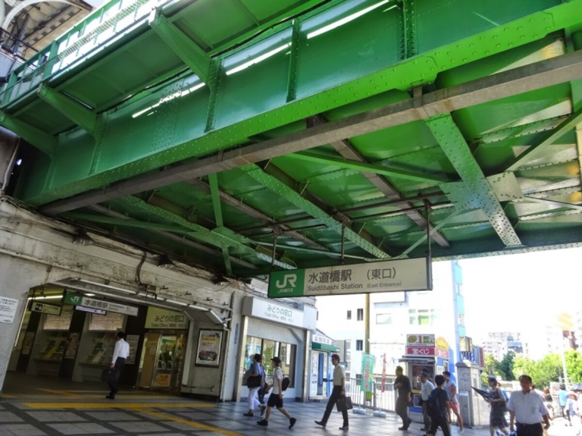 線路沿いを西へ行く