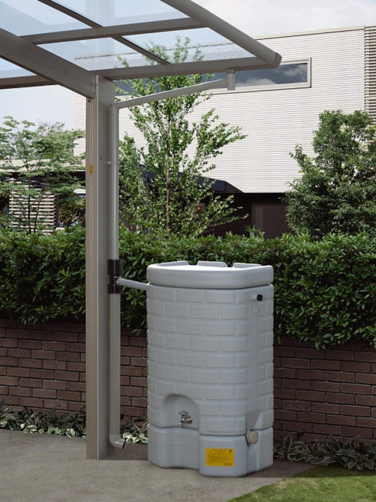 カーポートの雨樋に接続が可能な貯水タンク。本体は光を通さないため、藻や苔が繁殖する心配がほとんどない。 [グリーンブリック 雨水タンク]　YKK AP http://www.ykkap.co.jp/