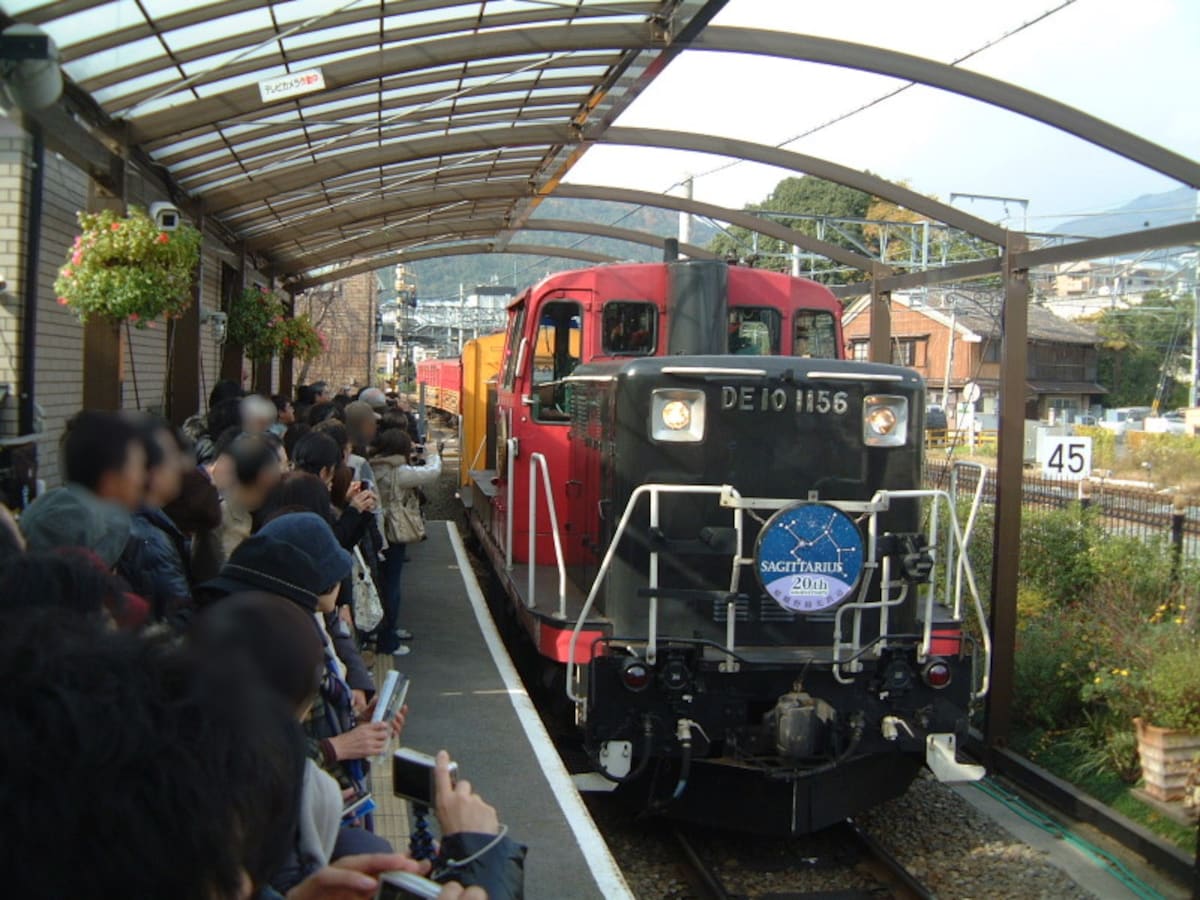 嵯峨野観光鉄道・トロッコ列車(3)/トロッコ嵯峨駅に入線してきたトロッコ列車