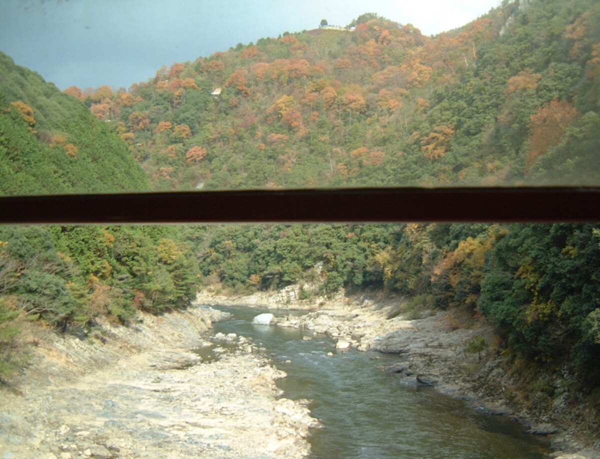 嵯峨野観光鉄道・トロッコ列車の車窓(3)/鉄橋越しの保津川と紅葉