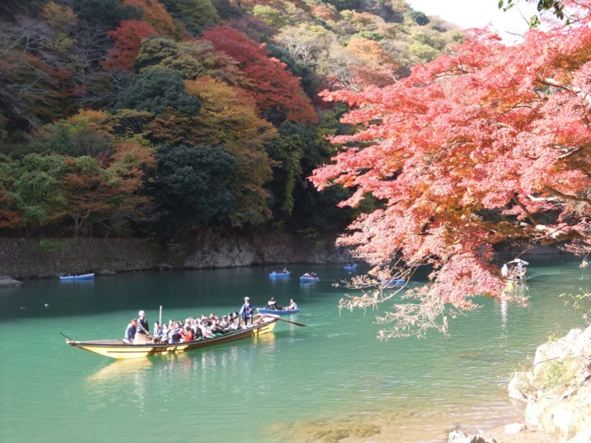 保津川の紅葉と保津川下りの舟(1)