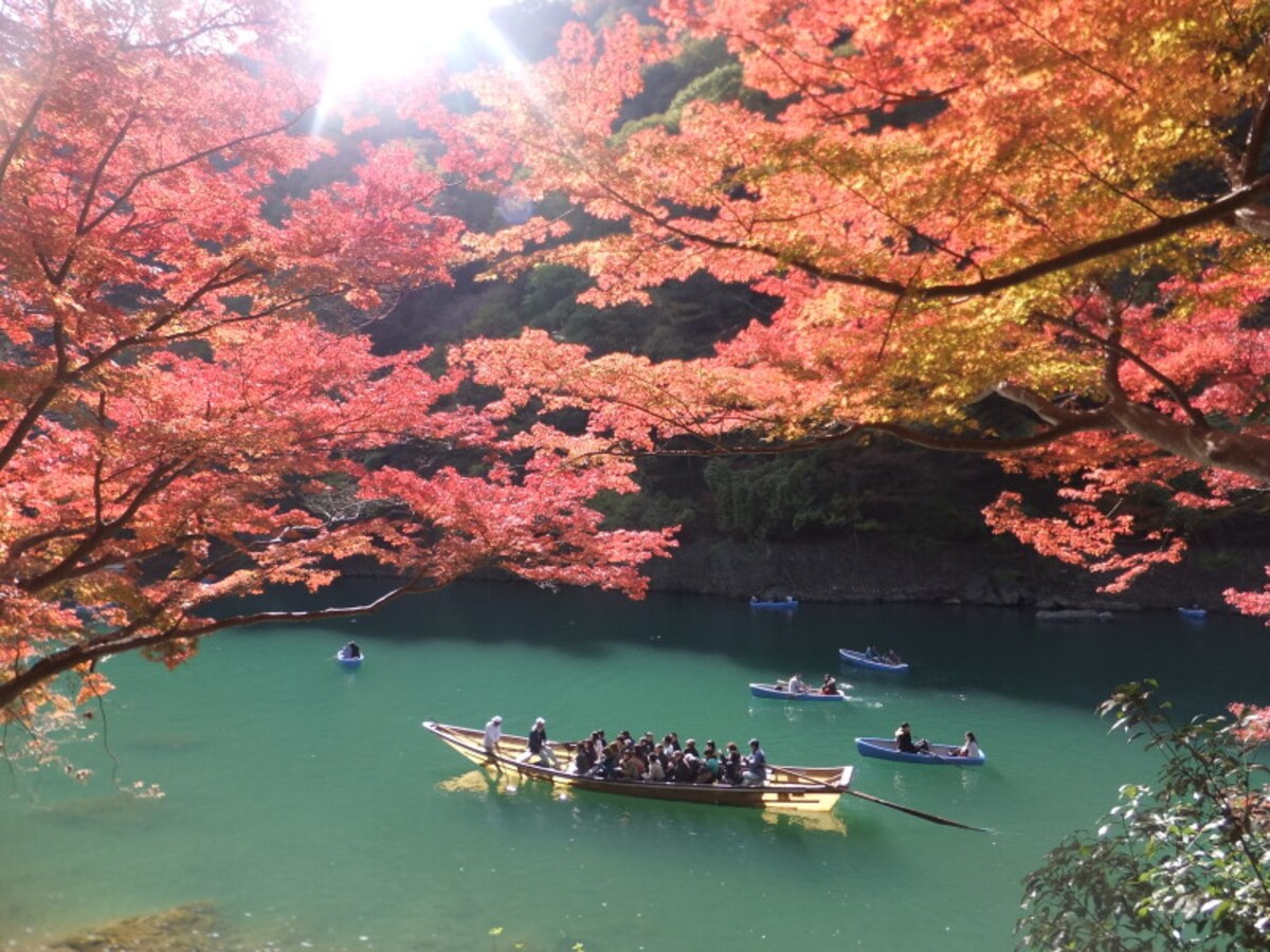 保津川の紅葉と保津川下りの舟(2)