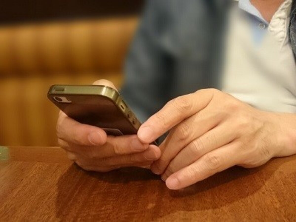 スマホやパソコンの明かりも寝コリの原因に