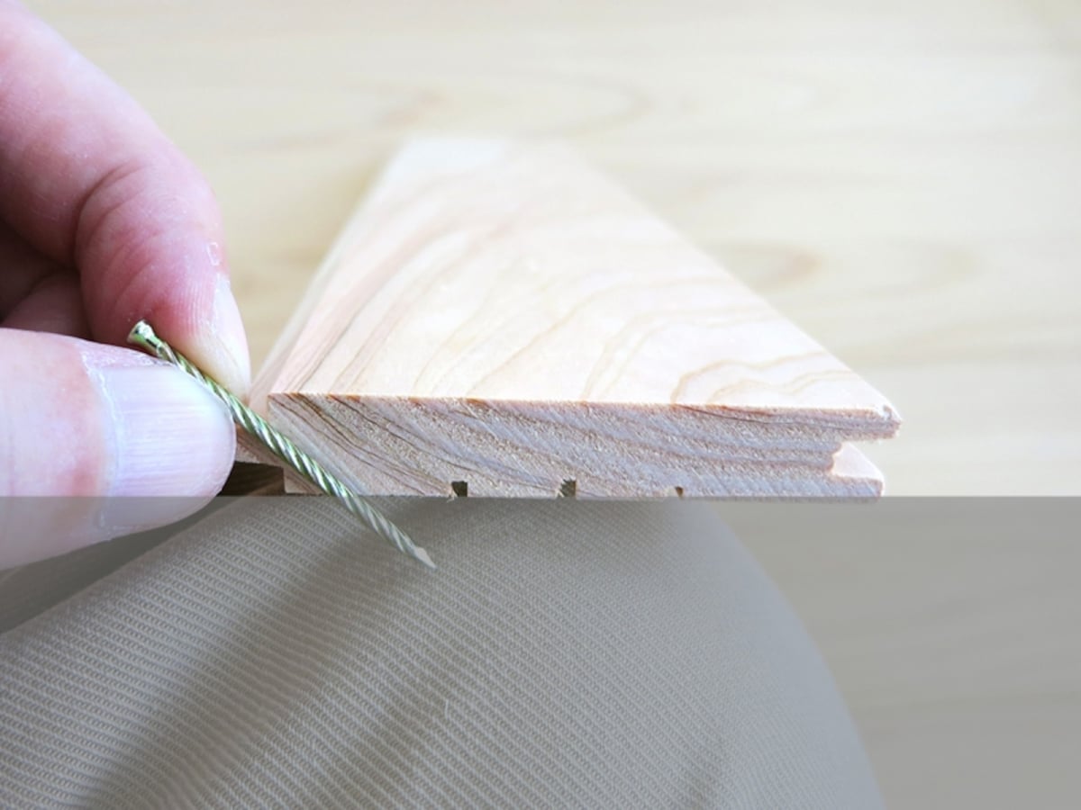 約30度の角度で専用釘を打つ１画像　