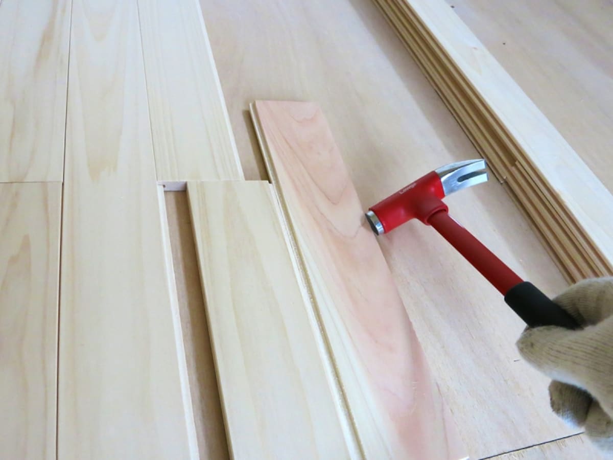 当て木と金槌を使用する作業画像　●クリックすると拡大します。