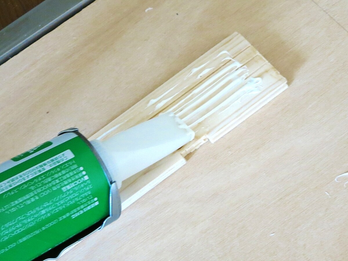 専用の接着材を塗布する画像　●クリックすると拡大します。