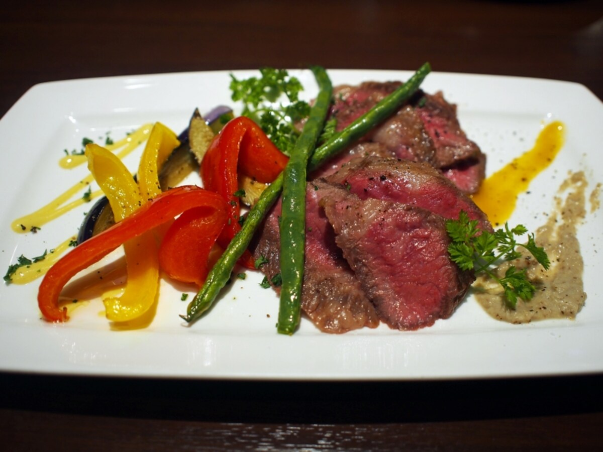 1切れでステーキをたいらげたような満足感の「イベリコ黒豚の鉄板焼き（1700円）」