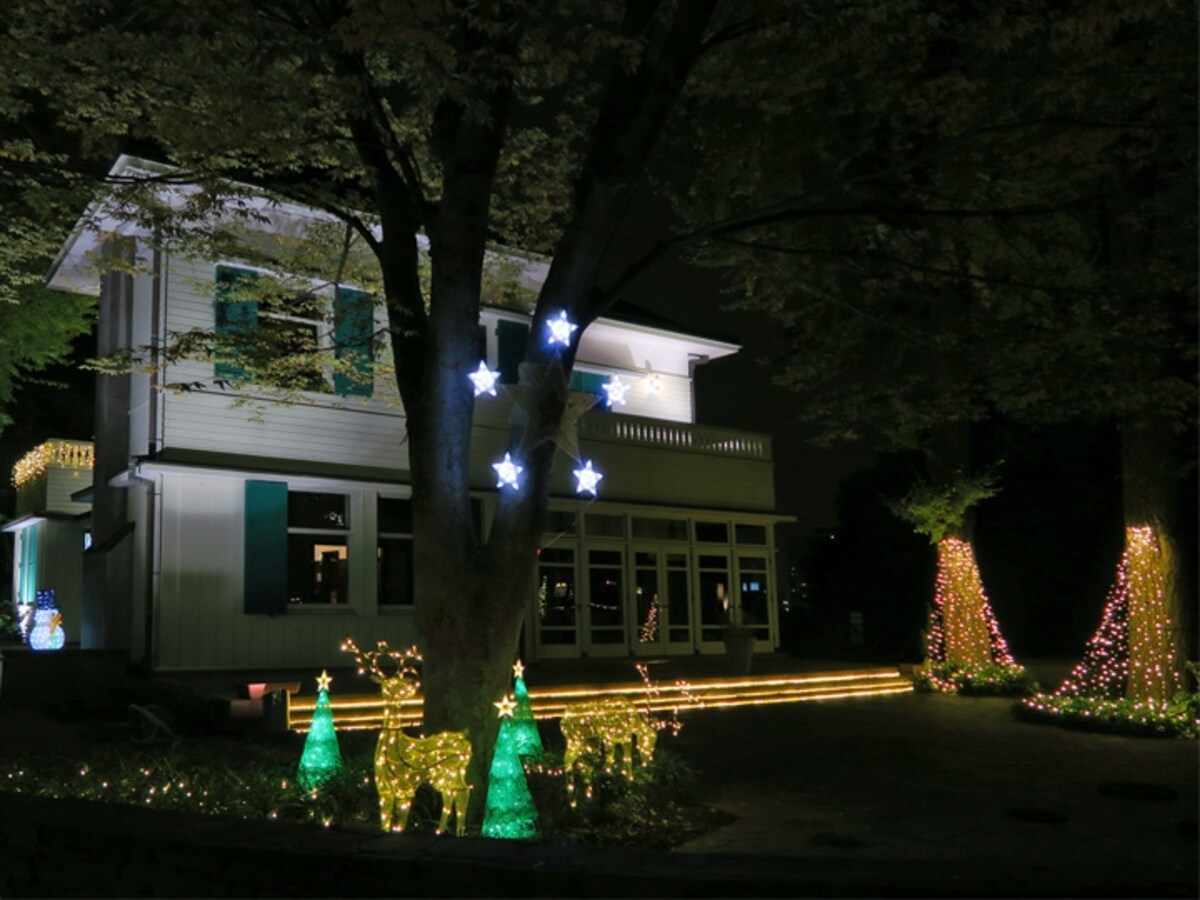 横浜・山手西洋館のひとつ「エリスマン邸」のイルミネーション装飾のようす（2014年）