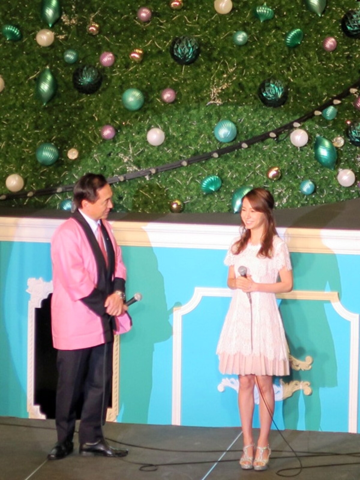 「QUEEN'S 恋のキューピッドツリー」点灯式には黒岩神奈川県知事と歌手のMay J.さんが登場（2015年11月11日撮影）