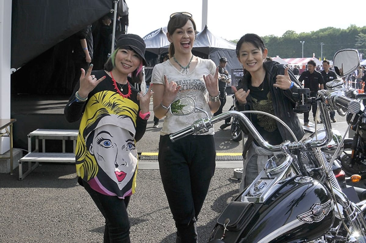 女性ライダーのためのハーレーサイト『L's HARLEY』で一緒に活動するラジオDJのトムセン陽子さん（中央）とシンガーソングライターのトモチンさん（左）とブルースカイヘブンにて。「いつか3人で一緒に走りに行きたい！」