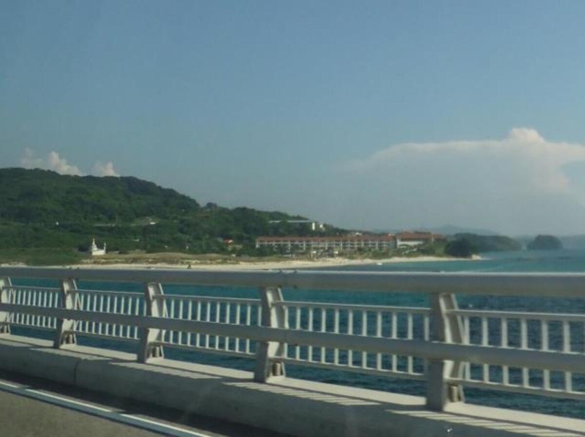 角島大橋の西側に見えるホテル西長門リゾート（2015年8月撮影）
