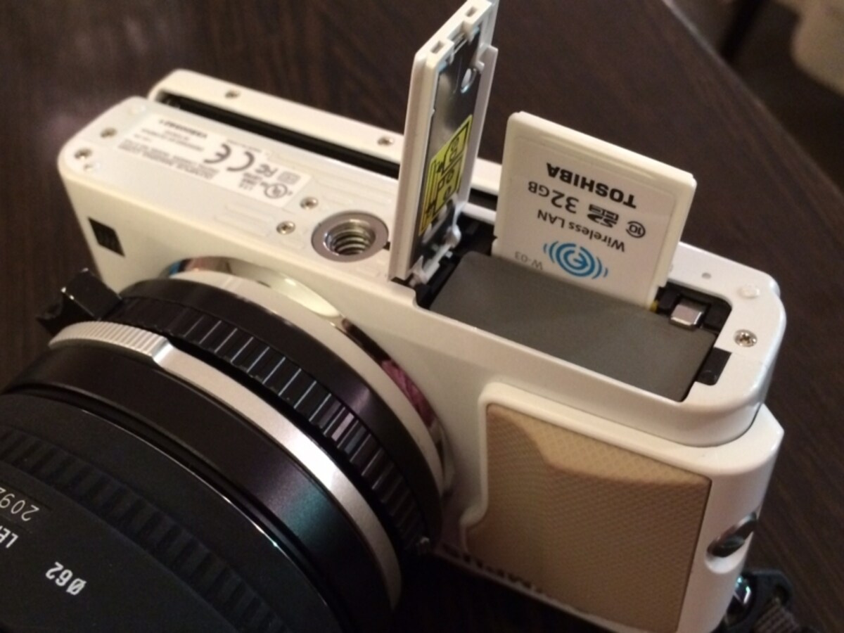  FlashAirをデジタルカメラに挿入