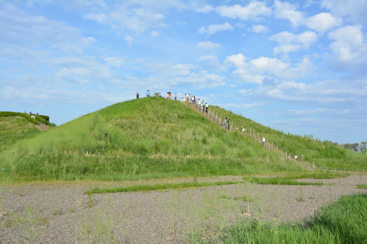 公園内の古墳群で最も古い稲荷山古墳