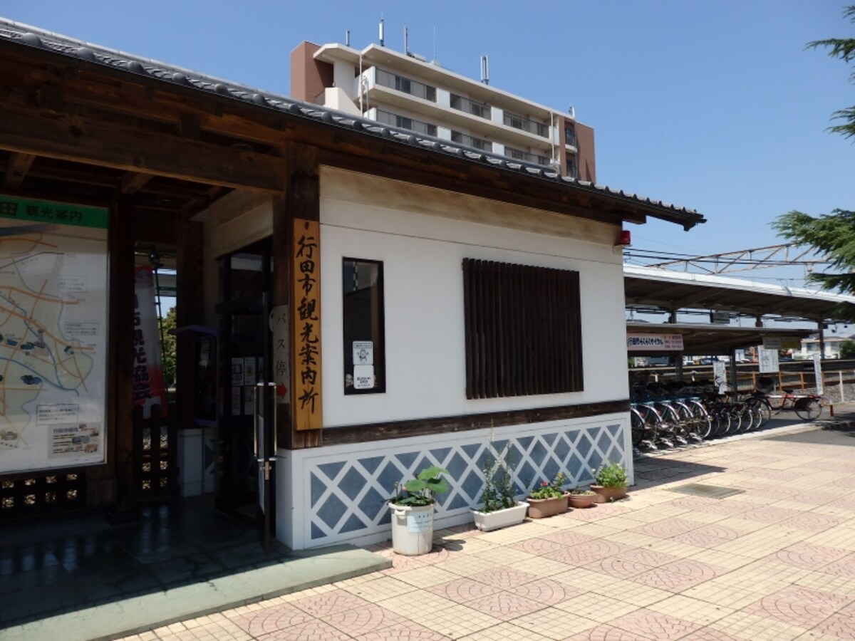 レンタサイクルが準備されるJR高崎線行田駅東口の観光案内所