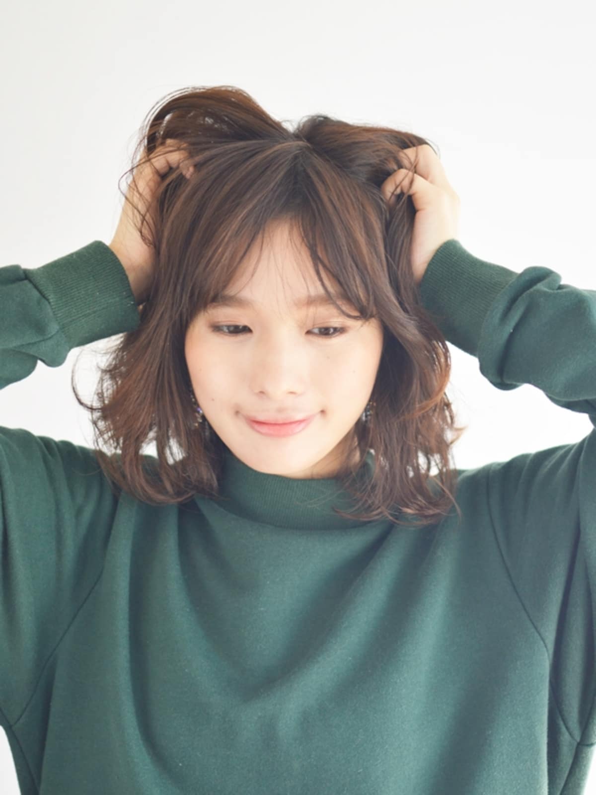 ヘアワックスを表面に揉みこむ【ボブで簡単ひとつ結び】