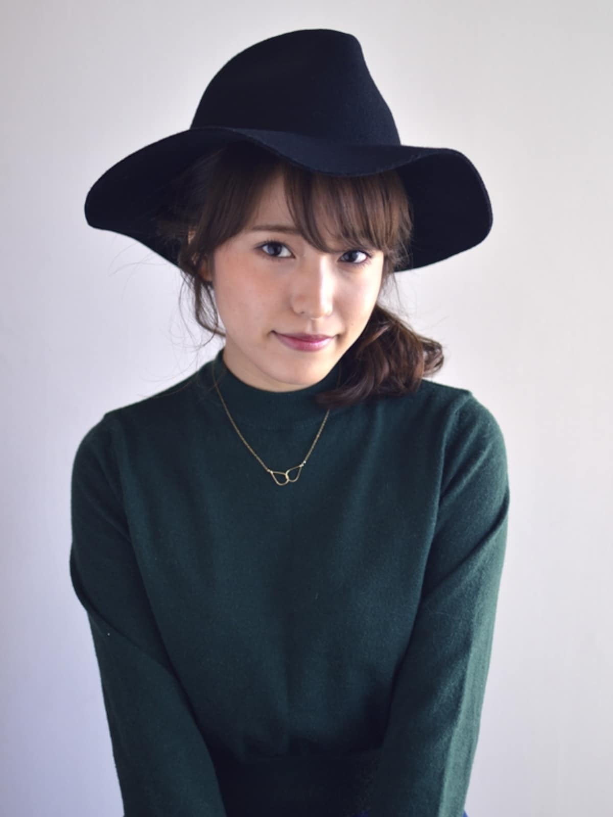 帽子に似合う！ミディアムヘアの簡単ハットアレンジ